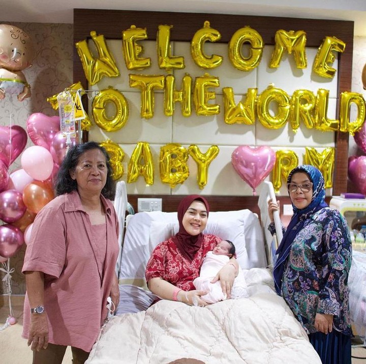 <p>Kehadiran baby RM disambut penuh gembira oleh keluarga besar Aisyahrani. Ibunda Aisyahrani juga terlihat datang menemani anaknya melahirkan. (Foto: Instagram @syh55)</p>