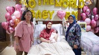 <p>Kehadiran baby RM disambut penuh gembira oleh keluarga besar Aisyahrani. Ibunda Aisyahrani juga terlihat datang menemani anaknya melahirkan. (Foto: Instagram @syh55)</p>