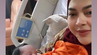 <p>Penyanyi Syahrini terlihat memberikan ucapan untuk kelahiran keponakannya nih, Bunda. Ia mengunggah foto Aisyahrani dan putrinya. "Baby RM Syantiieeekkk Banget @syh55," tulisnya. (Foto: Instagram @syh55)</p>
