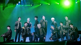 FOTO: Kelip Penuh Warna Tur SEVENTEEN di Amerika