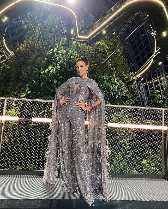 Aktris asal Thailand, Cindy Sirinya Bishop, juga pernah memakai rancangan desainer yang disapa Seba ini, Beauties. Bintang F4 Thailand itu memesona dalam jumpsuit metalik dengan cape sleeve yang diimbuhi bulu. Foto: instagram.com/cindysirinya