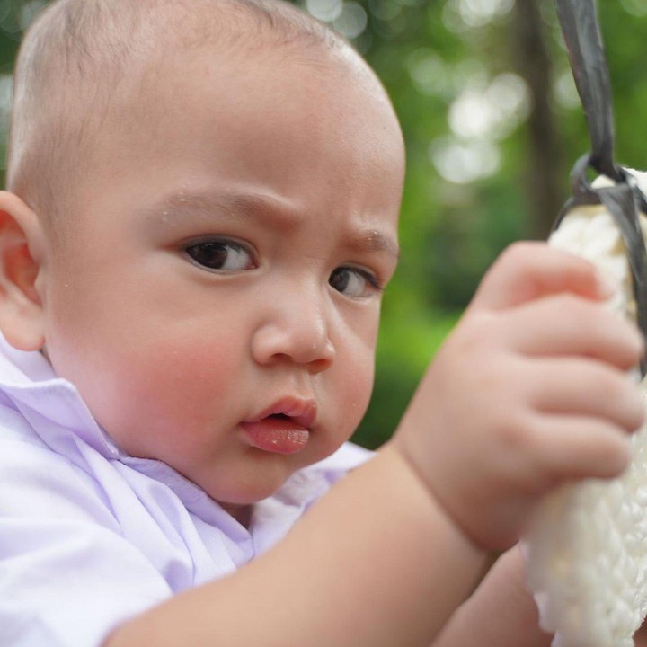 <p>Potret-potret Rayyanza ini banyak menuai respons positif dari netizen. Banyak yang mengaku gemas dengan ekspresi Rayyanza nih. (Foto: Instagram @raffinagita1717)</p>