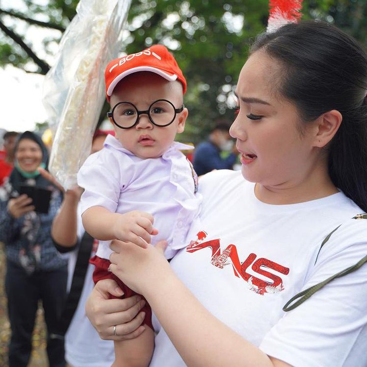 <p>Putra kedua Raffi Ahmad dan Nagita Slavina, Rayyanza Malik Ahmad, ikut merayakan Hari Kemerdekaan 17 Agustus. Bayi 8 bulan ini juga ikut lomba lho, Bunda. (Foto: Instagram @raffinagita1717)</p>