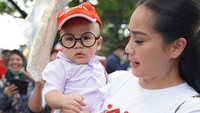 <p>Putra kedua Raffi Ahmad dan Nagita Slavina, Rayyanza Malik Ahmad, ikut merayakan Hari Kemerdekaan 17 Agustus. Bayi 8 bulan ini juga ikut lomba lho, Bunda. (Foto: Instagram @raffinagita1717)</p>