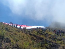 Megah! Bendera Merah Putih Raksasa Berkibar di Puncak Gunung Tambora