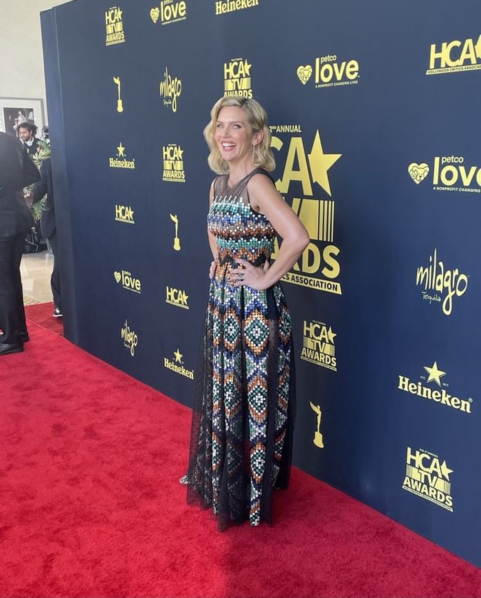 Bintang serial Better Call Saul, Rhea Seehorn, mengambil penghargaan yang dimenangkannya pada HCA TV Awards beberapa hari lalu dalam busana Sebastian Gunawan Signature, The Fairies Ball Collection. Foto: instagram.com/highheelprncess