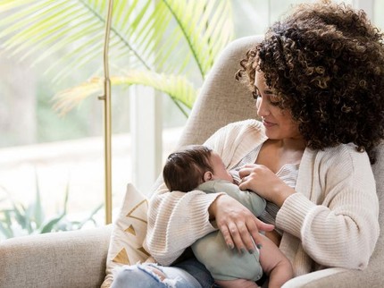 Ini Dia Posisi Menyusui yang Benar agar Bayi Tidak Gumoh, Tunda Dulu Tummy Time ya Bun