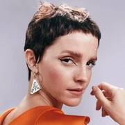 Emma Watson Pamer Gaya Rambut Baru di Foto Iklan Parfum Prada