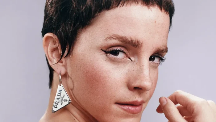 Emma Watson Pamer Gaya Rambut Baru di Foto Iklan Parfum Prada