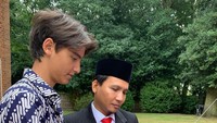 <p>Pada perayaan 17 Agustus 2022, Frederik Kiran mendatangi Kedutaan Besar Indonesia di Inggris nih. Kiran mengenakan batik berwarna putih dan biru dongker. (Foto: Instagram @kartikasoekarnofoundation)</p>