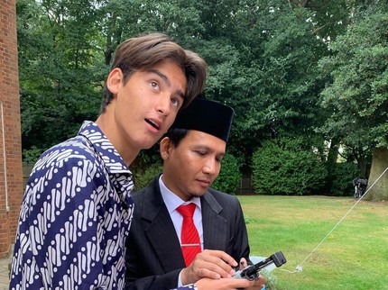 5 Potret Cucu Soekarno Keturunan Belanda-Jepang Pakai Batik, Terlihat Makin Tampan