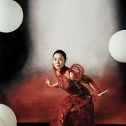 Gaya Selebriti Mancanegara dalam Rancangan Sebastian Gunawan, Rhea Seehorn sampai Michelle Yeoh!