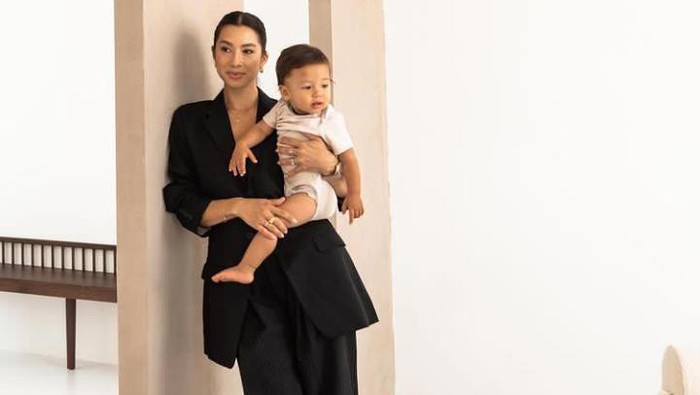 Umumkan Kehamilan Anak Ke-4, Intip Gaya Menawan Jennifer Bachdim Bersama Para Buah Hatinya