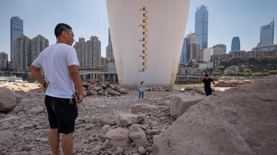 FOTO: Nestapa Anak Sungai Yangtze Terpanggang Gelombang Panas
