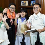 Tampilan Modis Menlu Retno Marsudi Memakai Scarf, Ide Membuat Gaya Kasual Jadi Lebih Stylish!