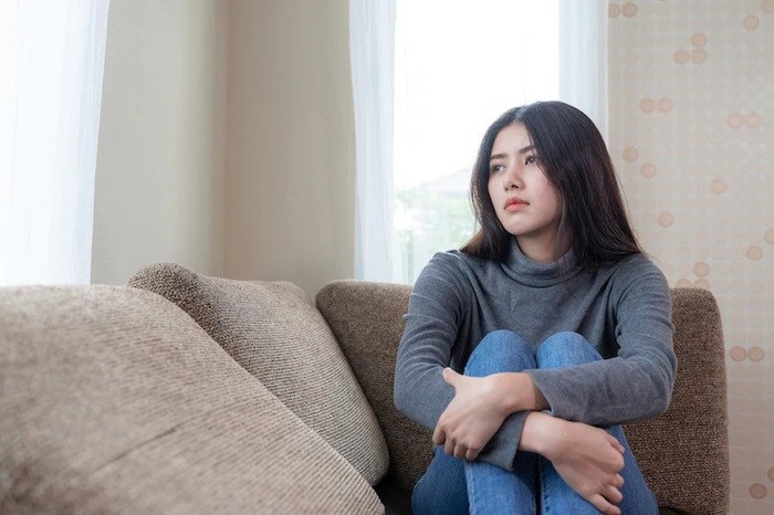 jika melihat mata yang mengawasi, artinya kamu memiliki kesadaran yang tinggi pada penilaian orang lain. Hal ini menunjukkan kamu tumbuh di lingkungan yang selalu menuntutmu tampil terbaik. Pada akhirnya, kamu sering bergantung pada validasi atau persetujuan orang sekitar.