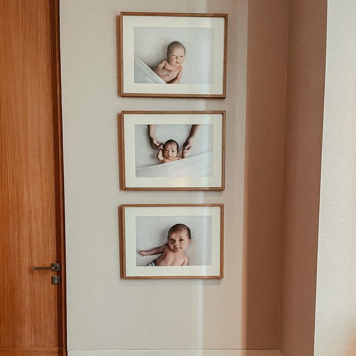 <p>Nikita juga memajang foto-foto menggemaskan Baby Izz yang baru lahir pada dinding kamarnya yang didominasi warna putih dan cokelat, lho Bunda. (Foto: Instagram@nikitawillyofficial94)</p>