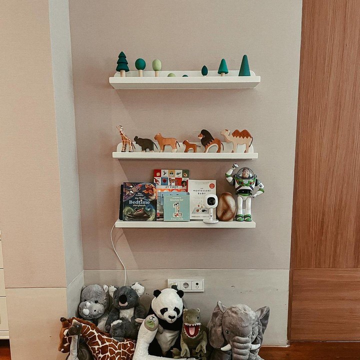 <p>Selain itu, Nikita juga mendesain kamar Si Kecil dengan meletakkan mainan di rak dinding kamar Baby Izz. Ia juga meletakkan CCTV di rak tersebut agar bisa memantau Baby Izz, lho Bunda. Keren, ya Bunda. (Foto: Instagram@nikitawillyofficial94)</p>