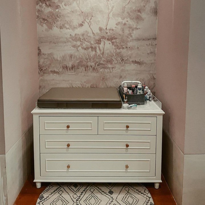 <p>Nikita juga menyediakan <em>baby tafel</em> di kamar Si Kecil. <em>Baby tafel</em> adalah tempat untuk mengganti popok atau pakaian setelah Si Kecil mandi. (Foto: Instagram@nikitawillyofficial94)</p>