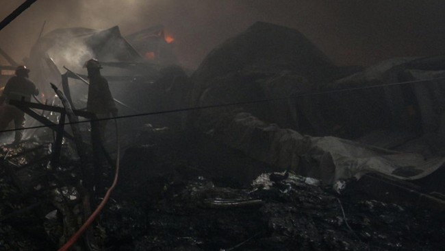 FOTO: Si Jago Merah Bakar Pabrik Aluminium Foil di Gunung Putri Bogor