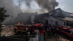 FOTO: Si Jago Merah Bakar Pabrik Aluminium Foil di Gunung Putri Bogor
