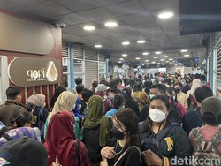Kedai Kopi Bikin Halte Harmoni Padat, Ini Harapan Penumpang ke TransJ