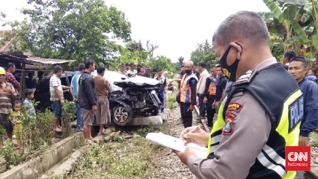 Kanit Gakkum Satlantas Polres Asahan, Iptu Muhammad Rony mengatakan mesin mobil diduga mati saat melintas di perlintasan kereta tanpa palang pintu.