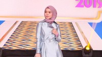 <p>Lesti Kejora juga terlihat imut ketika mengenakan gaya busana ala cewek kue, nih. Ia tampil mengenakan<em> midi dress</em> bersiluet<em> A-line</em> dengan kombinasi rok plisket beraksen tutu. (Foto: Instagram @lestykejora)</p>