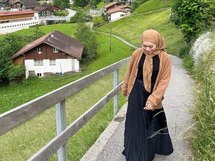 7 Potret OOTD Lesti Kejora dengan Rok Plisket, Gaya Mamba hingga Bumi