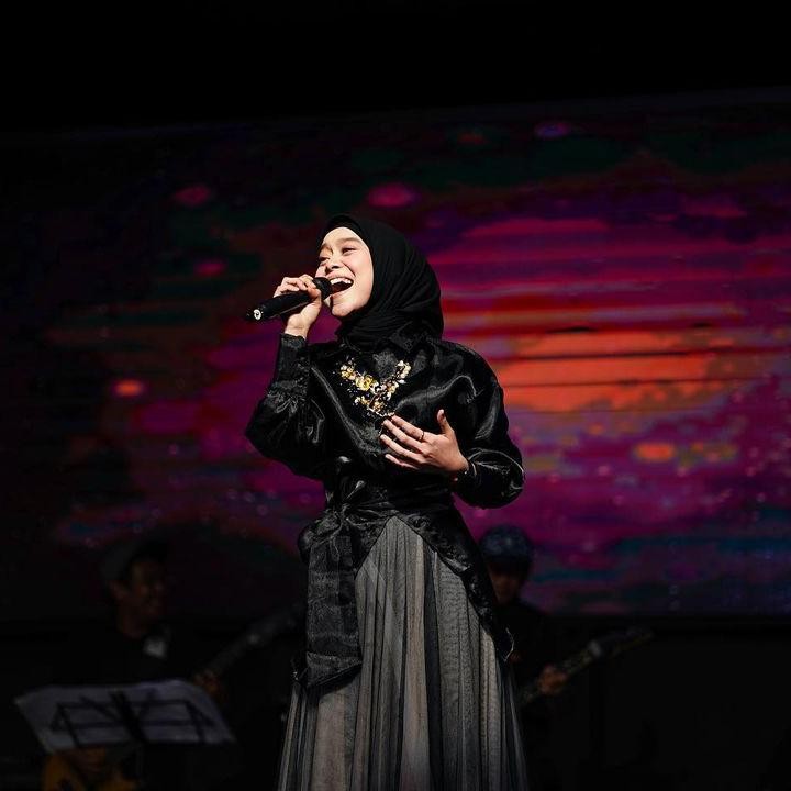 <p>Kerap tampil mengenakan warna <em>soft,</em> Lesti Kejora tampak memukau dengan busana ala cewek mamba. Ia mengenakan jaket kulit dan rok plisket. Penampilan yang serba hitam membuatnya terlihat <em>stunning.</em> (Foto: Instagram @lestykejora)</p>