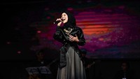 <p>Kerap tampil mengenakan warna <em>soft,</em> Lesti Kejora tampak memukau dengan busana ala cewek mamba. Ia mengenakan jaket kulit dan rok plisket. Penampilan yang serba hitam membuatnya terlihat <em>stunning.</em> (Foto: Instagram @lestykejora)</p>