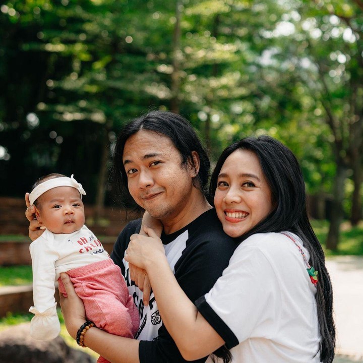 <p>Menginjak usia pernikahan ke-13 tahun, Dea sempat merasakan takut menjadi seorang Bunda. Namun, sang suami Ariel kompak untuk mengurus Si Kecil sehingga semua terasa mudah. (Foto: Instagram @dea_ananda)</p>