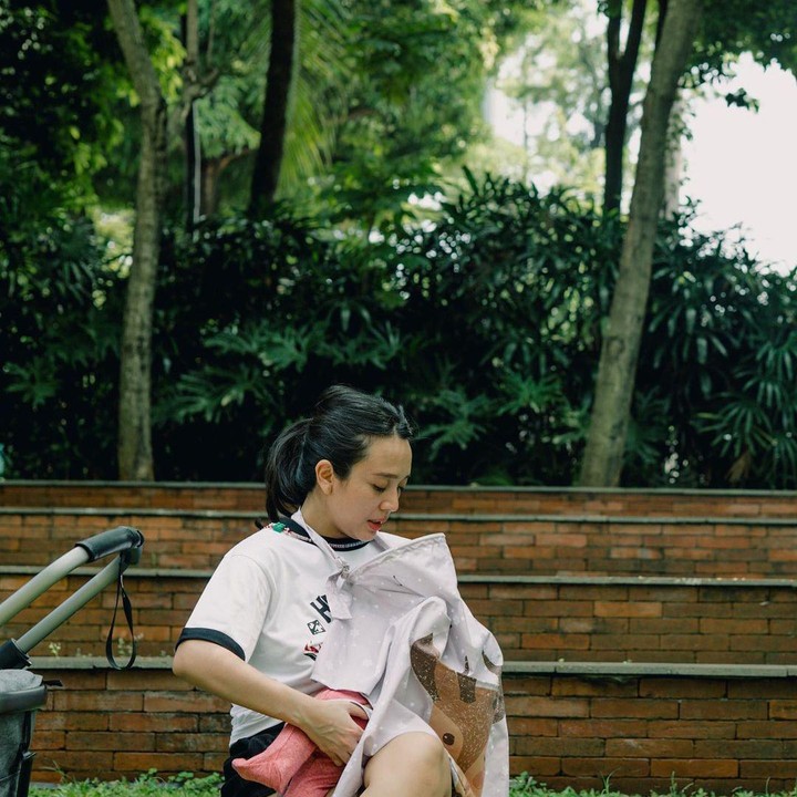 <p>Menyusui pun merupakan momen spesial yang harus Dea lalui walaupun sulit, "<em>This isn't easy. It isn't like the movies. It's an exhausting, emotional roller coaster. But that's life, and i would do anything for her,</em>" tulis Dea. (Foto: Instagram @dea_ananda)</p>