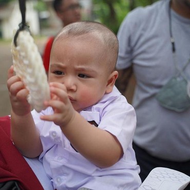 8 Gaya Serius Rayyanza Ikut Lomba Makan Kerupuk 17-an Bikin Ngakak