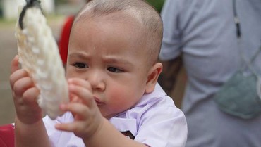 8 Gaya Serius Rayyanza Ikut Lomba Makan Kerupuk 17-an Bikin Ngakak
