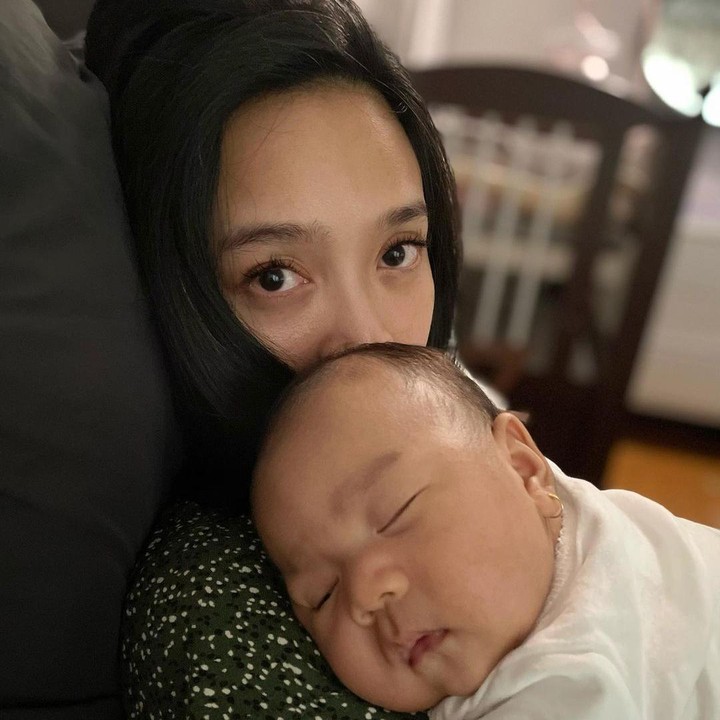 <p>Meski begitu, Dea tetap bertekad memberikan yang terbaik untuk bayinya. Bahkan sebelum melahirkan, Dea dan Ariel sudah mengikuti kelas Kelas Breastfeeding and Newborn Care untuk mempersiapkan keduanya mengurus Si Kecil. (Foto: Instagram @dea_ananda)</p>