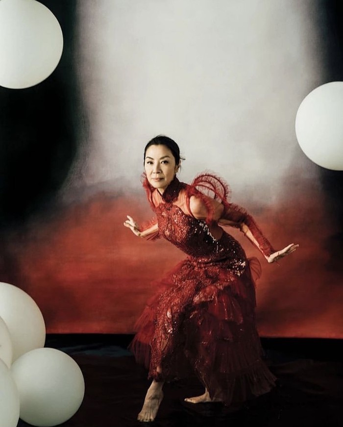 Selalu tampil memukau, Michelle Yeoh kenakan Sebastian Gunawan untuk pemotretan Hollywood Reporter. Gaun couture material tile ini berhias sequin dan ruffle pada bagian rok yang memberikan impresi mewah. Foto: instagram.com/sebastiangunawanofficial
