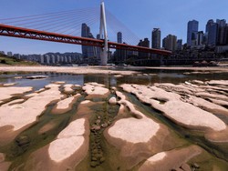 Anak Sungai Yangtze Menyusut Drastis Akibat Gelombang Panas di China