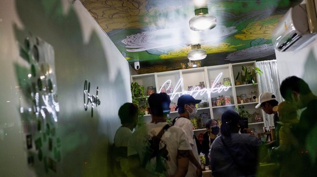 FOTO: Thailand Tolak Turis Asing yang Datang Cuma untuk Mengisap Ganja