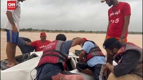 VIDEO: 2 Anak Tewas Saat Mobil Yang Ditumpangi Tersapu Banjir Bandang