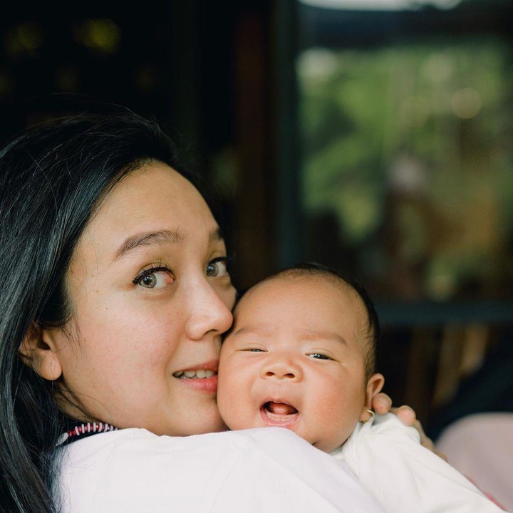 <p>Saat usia Sanne  menginjak 2 bulan, Dea menuliskan Sanne mulai alami COLIC. "akhirnya datang juga si COLIC ( AKA : Crying . Outloud . Incredibly . Consistently ) uda 3 minggu ni , tapi gak tiap hari," tulisnya. Semoga Bunda Dea dan Baby Sanne selalu sehat dan bahagia ya Bunda.(Foto: Instagram @dea_ananda)</p>