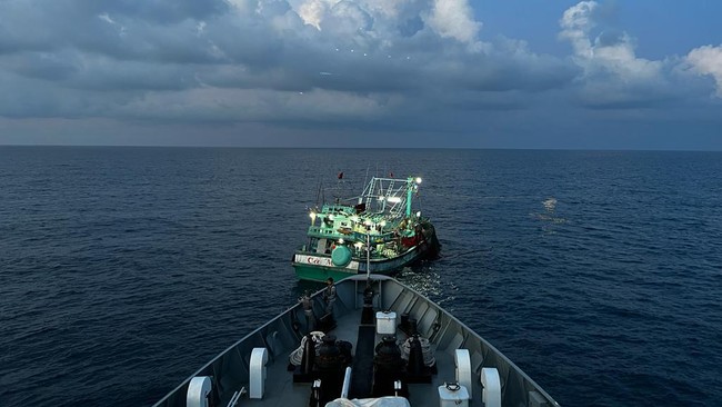 Kapal ikan berbendera Rusia nan mencuri ikan di Laut Arafura, Aru, Maluku, di perbatasan Australia-Indonesia, membawa sekitar 30 ton ikan beragam jenis.