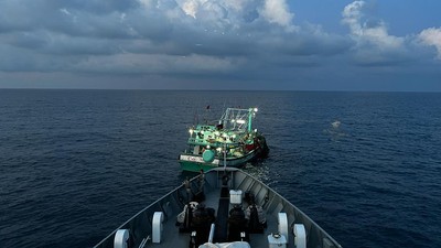 OTT Pencurian Ikan di Natuna, 17 ABK Vietnam Ditahan di Kapal Bakamla