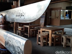 Golok Raksasa 7 Meter Berat 700 Kilogram, Hadiah HUT RI ke-77 dari Karawang