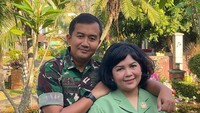 <p>Joy Tobing telah menjalani kehidupan sebagai istri perwira TNI. Ia menjadi ketua persit usai menikah dengan Kolonel Cahyo Permono. (Foto: Instagram @yoxforchrist)</p>