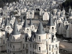 Penampakan Kota Penuh Kastil Bak Film Disney yang Terbengkalai 8 Tahun