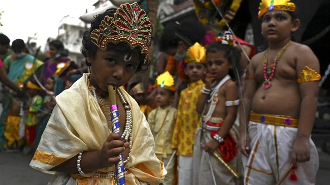 FOTO: Piramida Manusia Rayakan Kelahiran Dewa Kresna di India