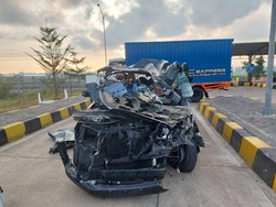 Penampakan Ringseknya Mobil yang Ditumpangi Ayah Emil Dardak