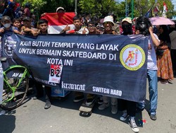 Ikut Karnaval, Skater Demak Tagih Janji Bupati Lewat Spanduk
