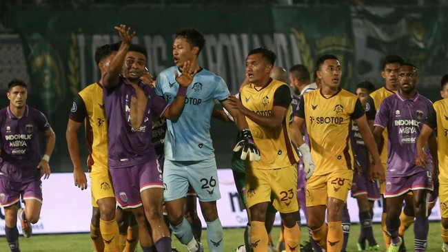 Pemain Persita Tangerang Osas Saha melakukan aksi tak sportif karena joget-joget seolah mengejek lawan jelang laga usai kontra Persikabo 1973.